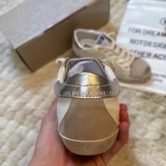 Chic White Golden Goose Sneakers with Metallic Gold & Grey Laces - Picture 4 of 6